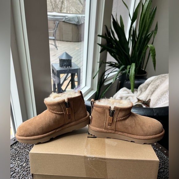 UGG TODDLER’S CLASSIC ULTRA MINI BOOTS CHESTNUT 10 - Picture 9 of 10
